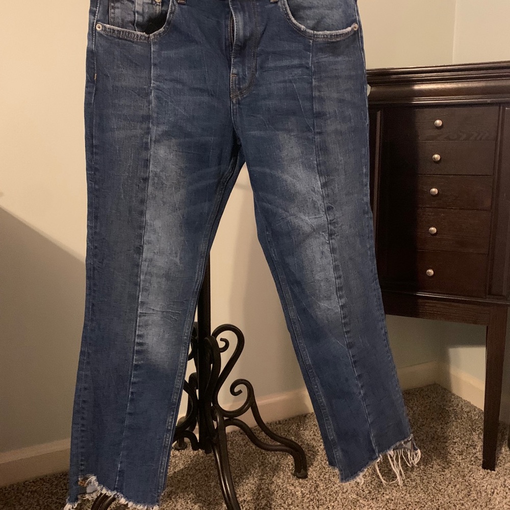 Distressed cropped jeans